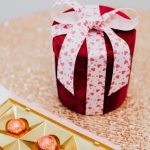 Дарить подарки девушке